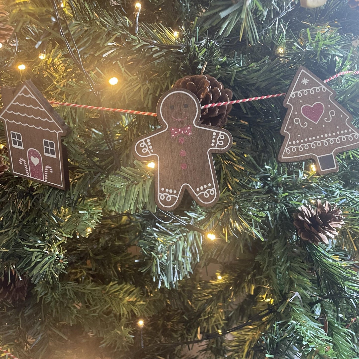 Special gingerbread wooden garland